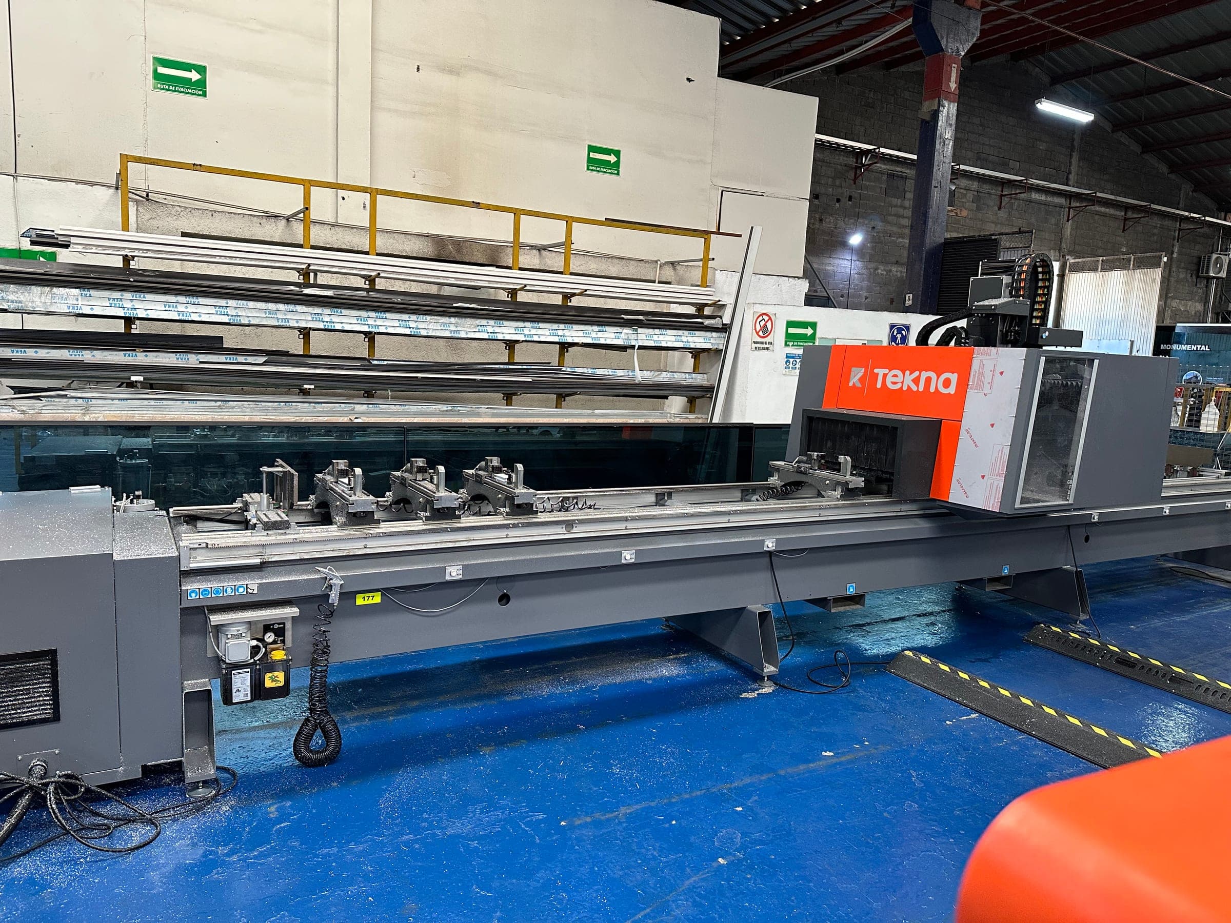 Centro de maquinado CNC para perfil de aluminio en la planta de VECA